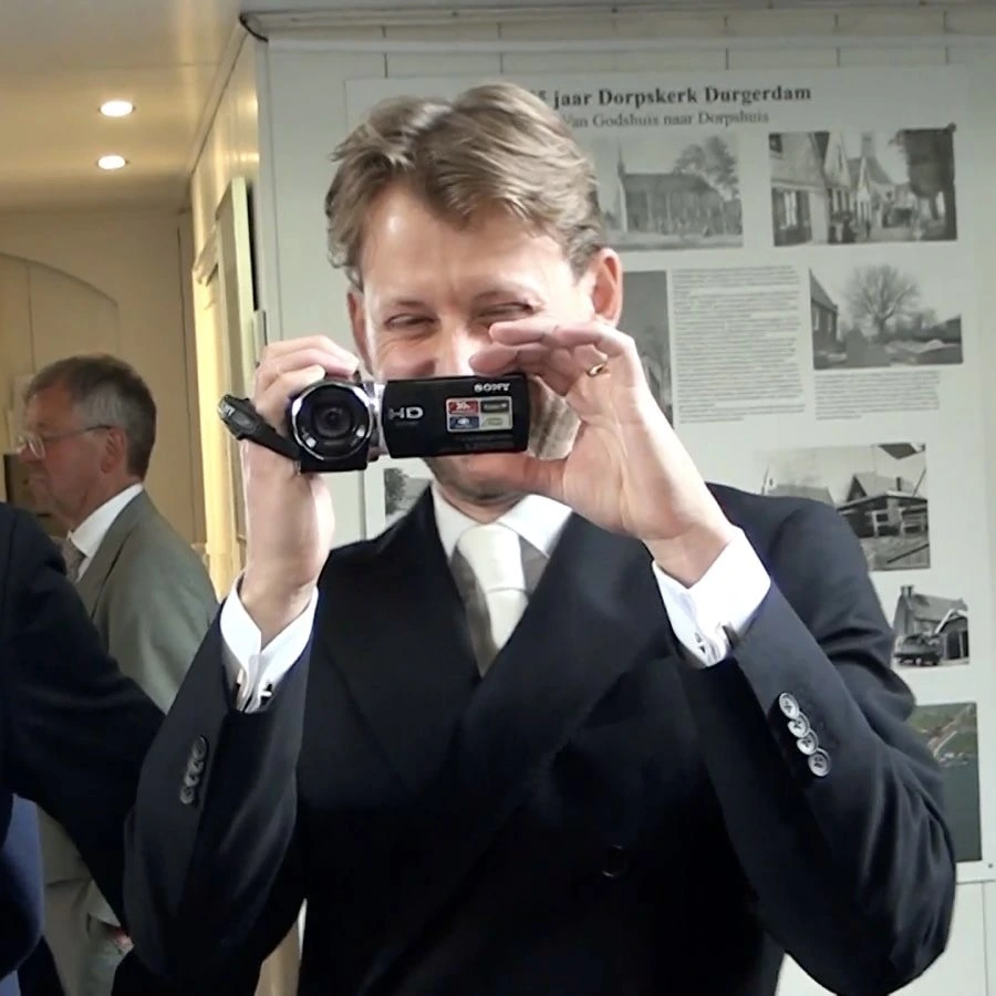 Bruiloftsgast houdt een camcorder vast